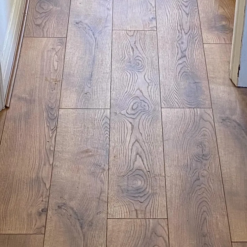 Oak-effect laminate planks