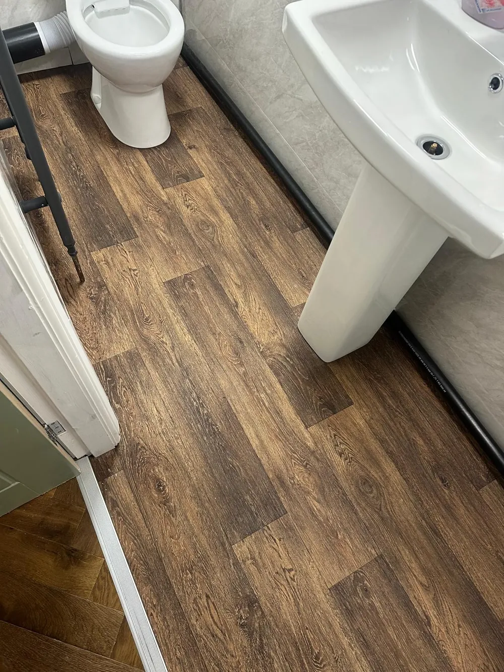 Wood-effect vinyl in a bathroom