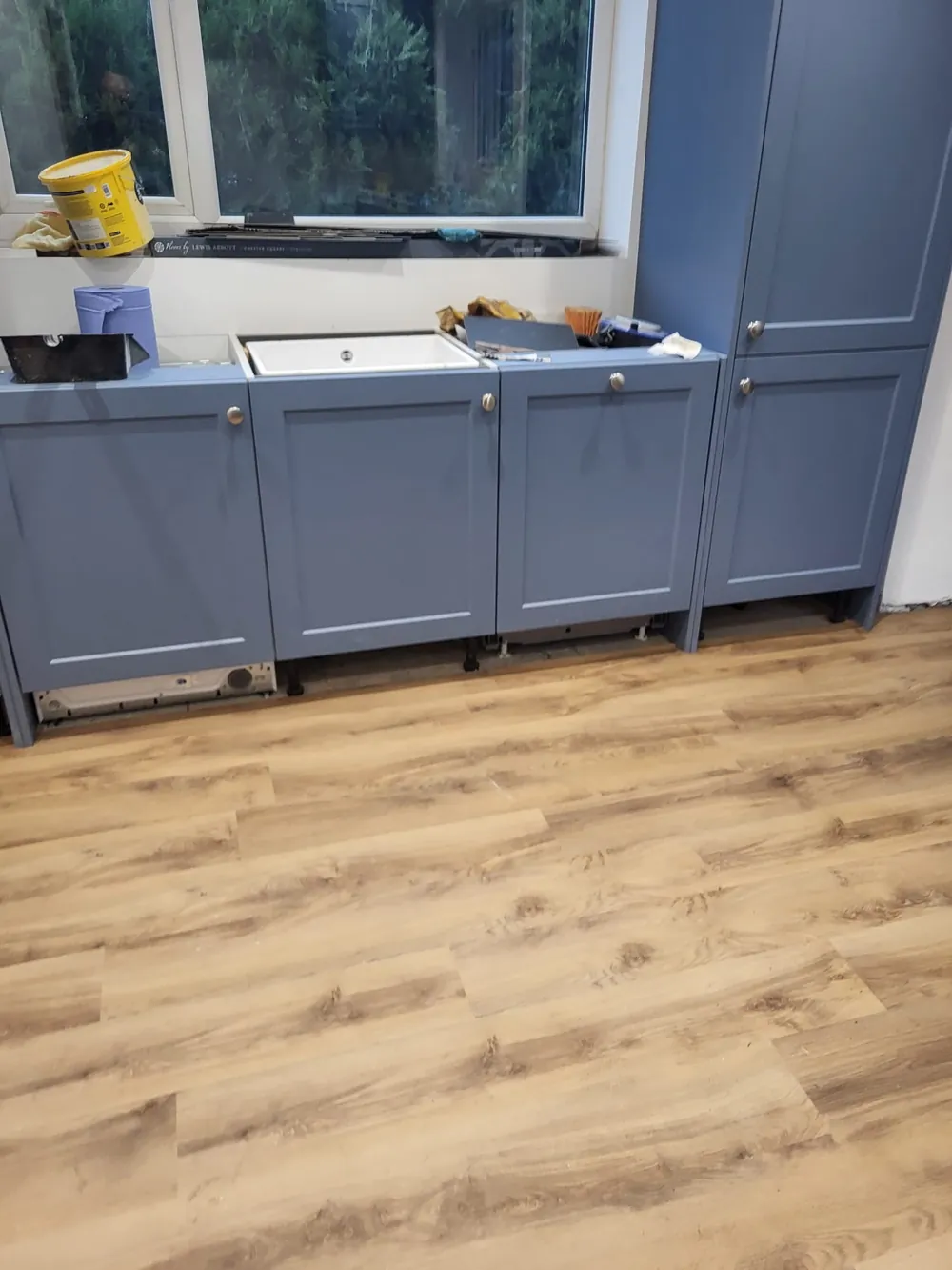Oak-effect LVT in a kitchen