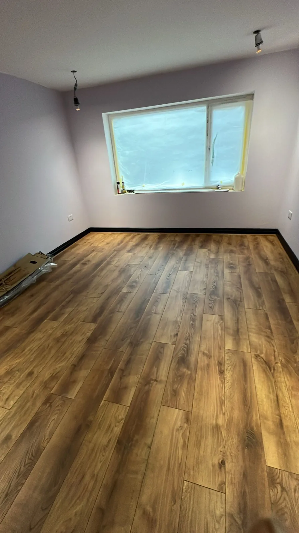 Oak-effect laminate in a bedroom