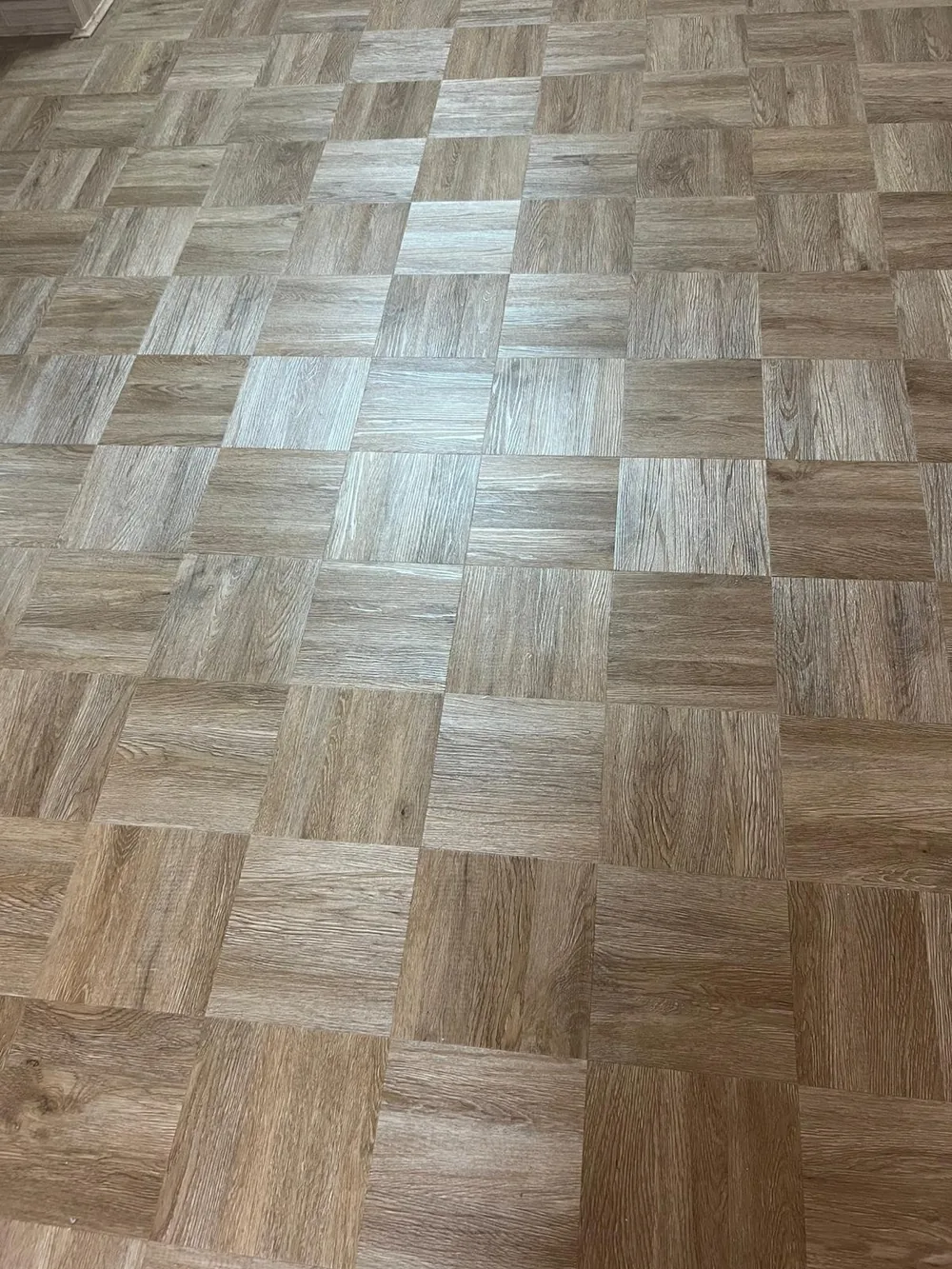 Parquet-effect LVT squares