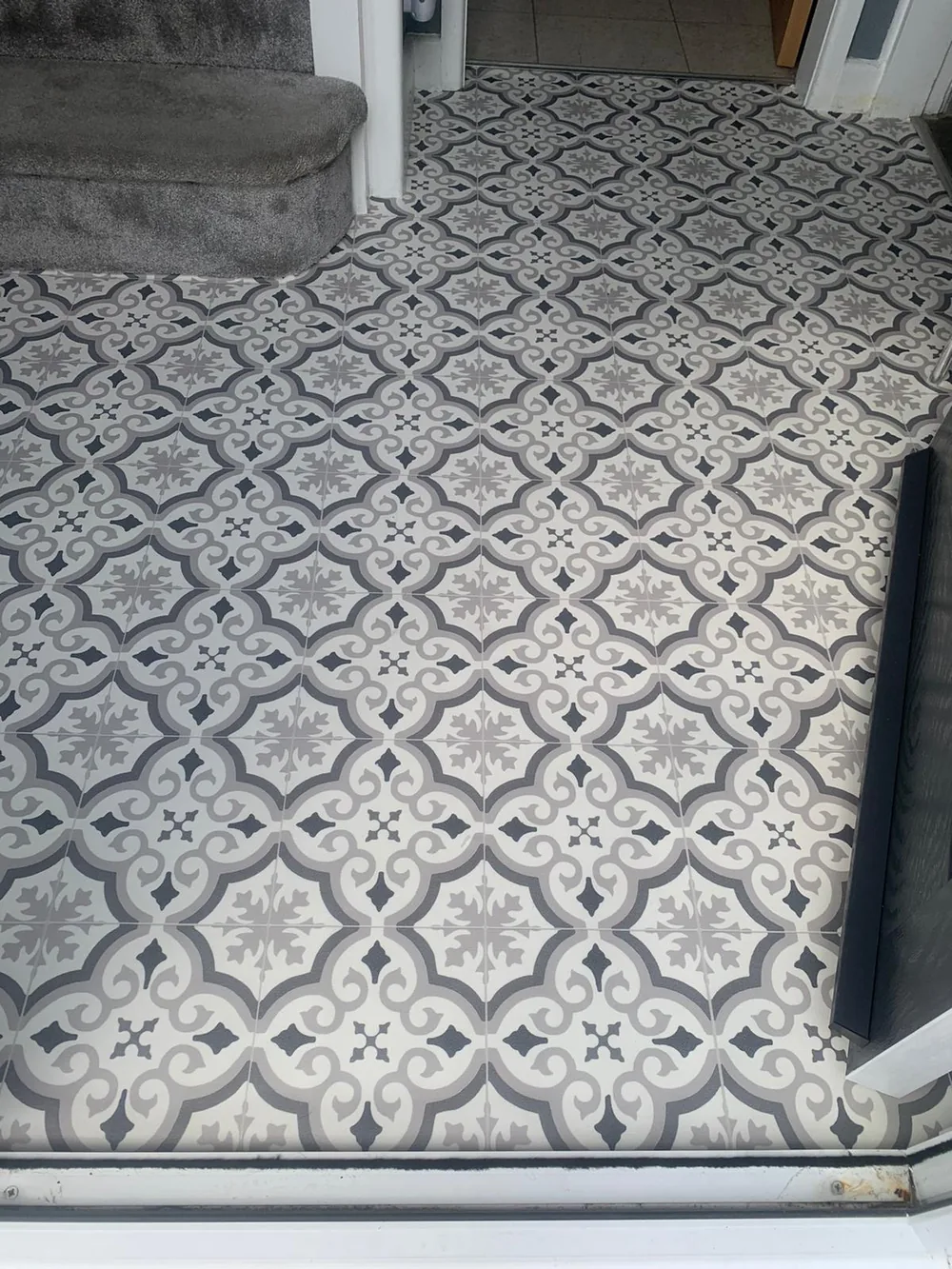 Patterned tile-effect vinyl in a hallway