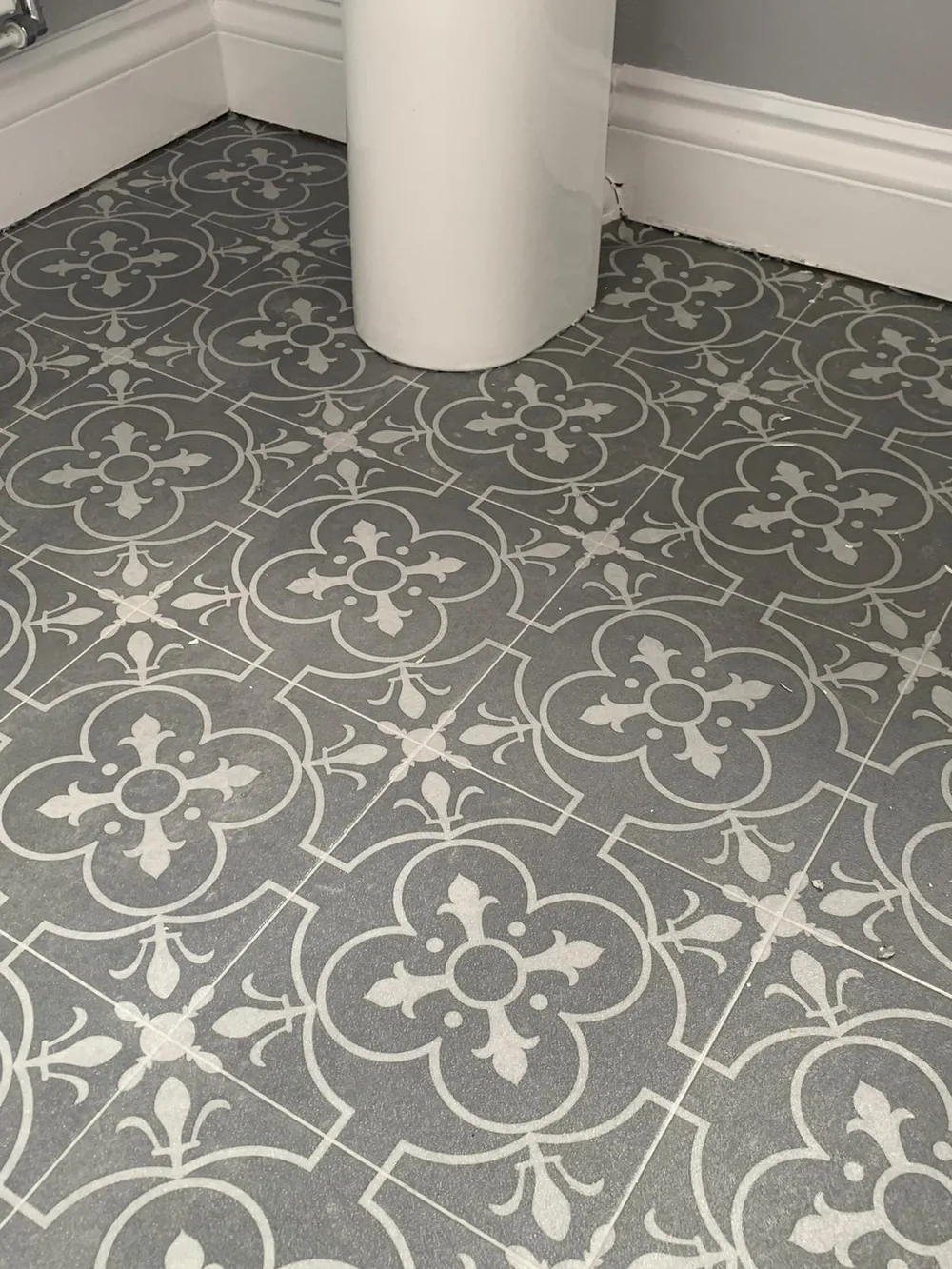 Grey patterned tile-effect vinyl in a bathroom