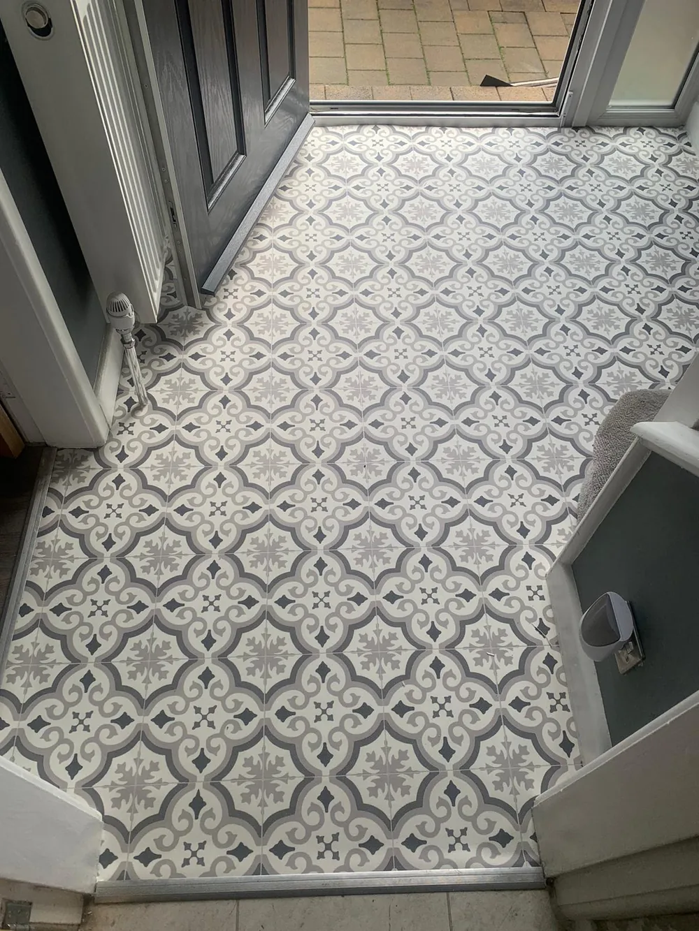 Patterned tile-effect vinyl in a porch